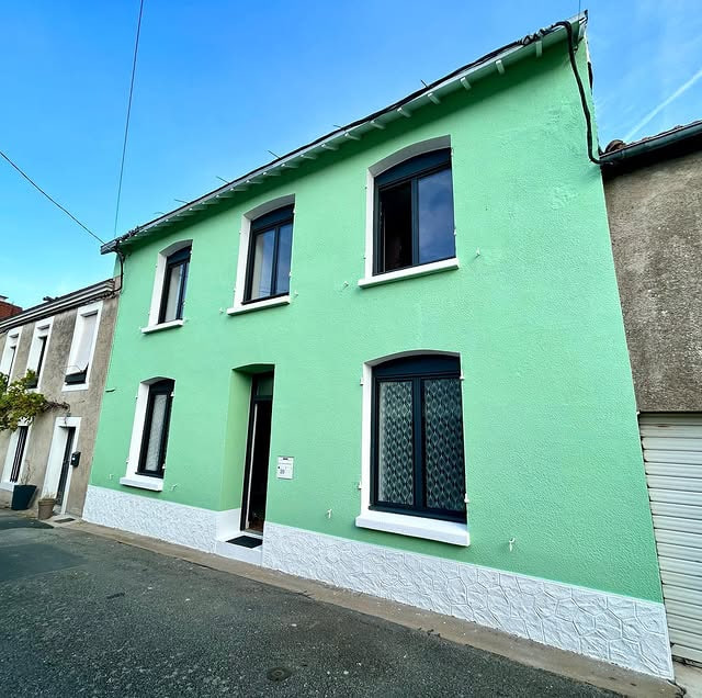 Façade ravalée par RF Peinture — peinture vert d'eau sur maison en pierre