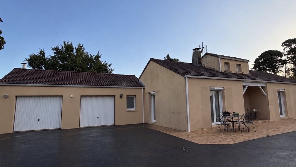 Maison et double garage avant ravalement, enduit beige d'origine